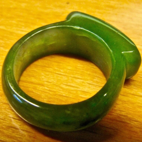 NATURAL VINTAGE GREEN JADE RING SIZE 5 ½” - Picture 5 of 5